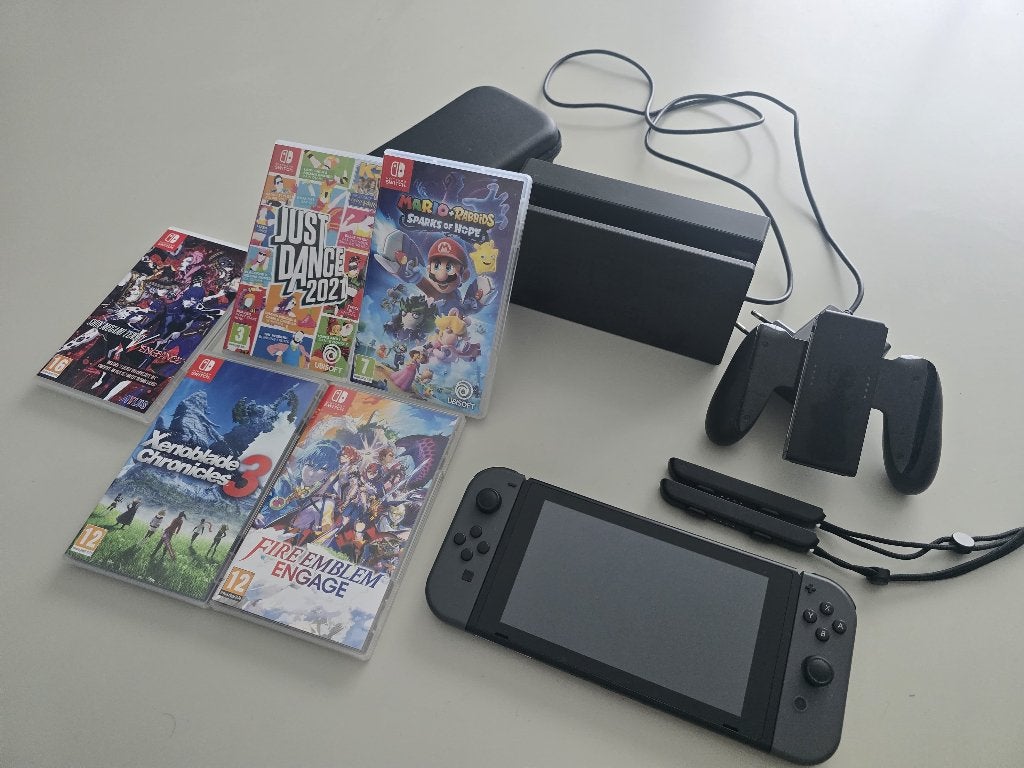 Switch 2019 + 5 spellen, Avontuur en Actie, Ophalen of Verzenden, Zo goed als nieuw, Eén computer
