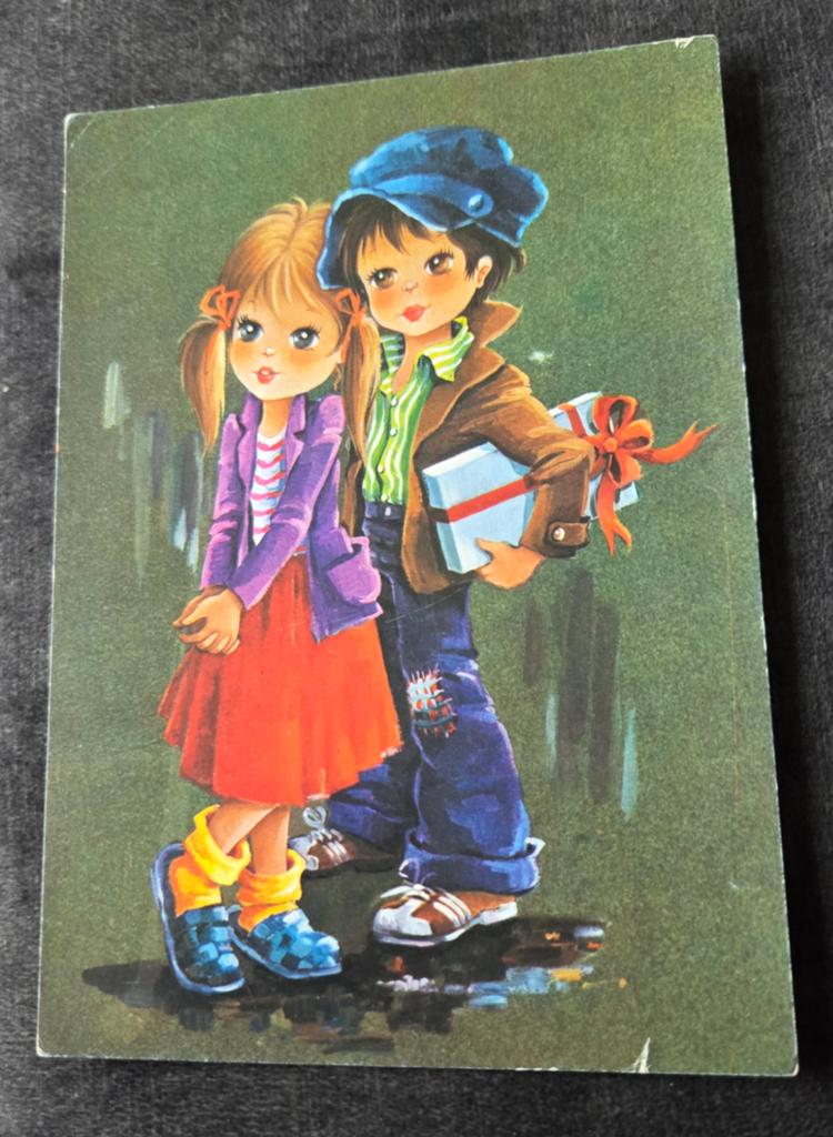 Jongen met cadeautje knuffelt meisje, Verzamelen, Ansichtkaarten | Themakaarten, Verzenden, 1960 tot 1980, Ongelopen, Kinderen