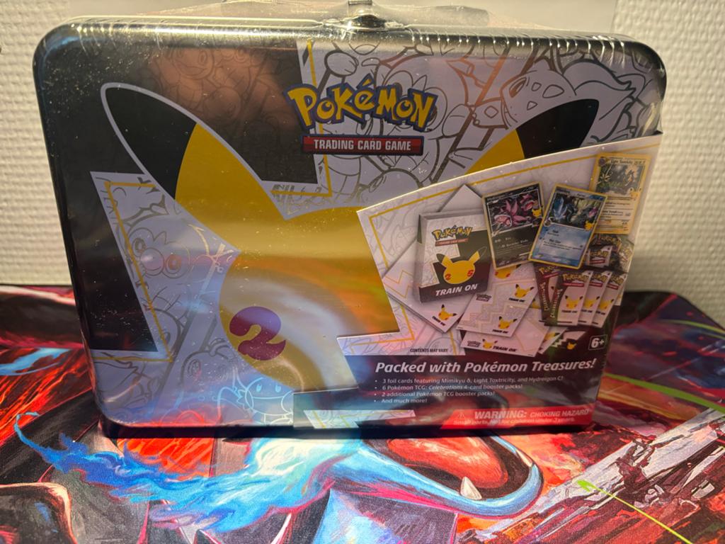 Pokémon Celebrations Collector Chest Tin (25th Anniversary), Ophalen of Verzenden, Nieuw, Overige typen, Foil