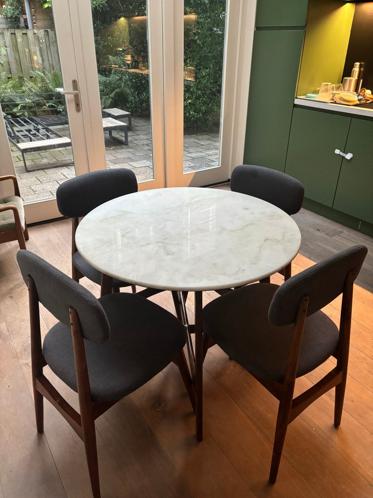 Gallary Direct Barcelona dining table + chair, Ophalen, 100 tot 150 cm, Rond, Zo goed als nieuw