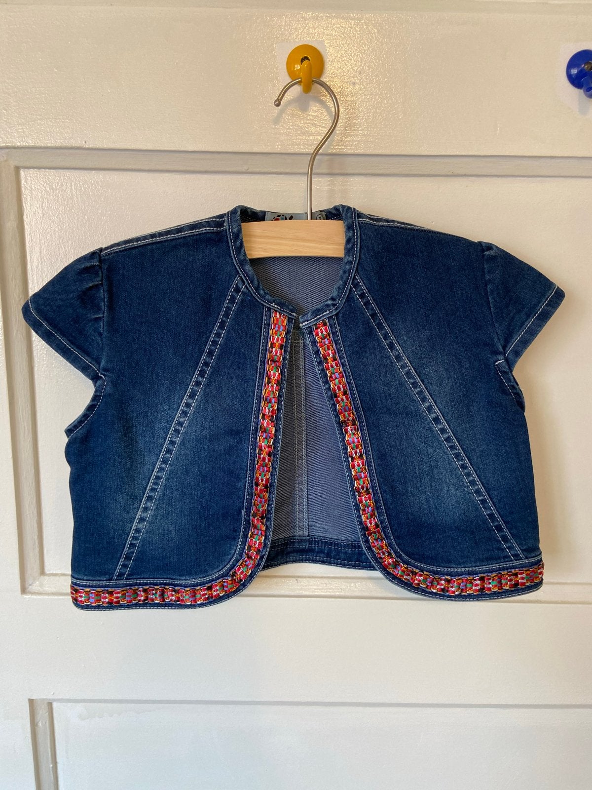 Schattig donkerblauw spijkerjasje voor lente/zomer (7-8 jaar, Ophalen of Verzenden, Gebruikt, Jongen of Meisje