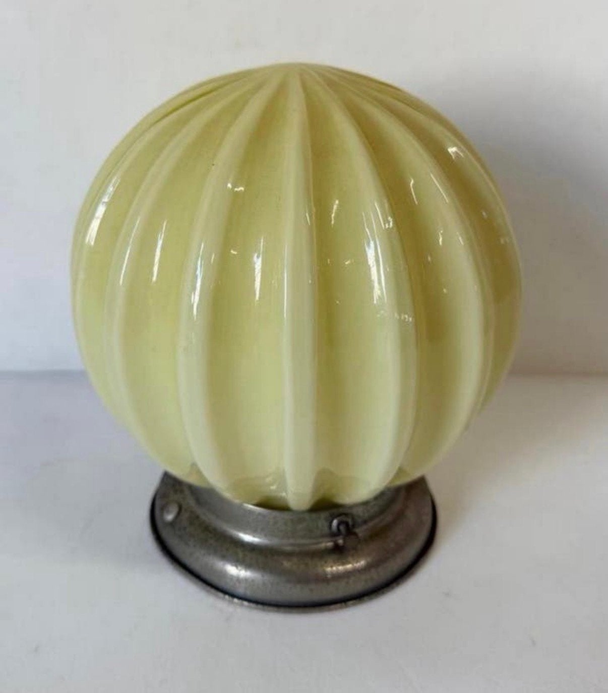 Vintage creme geel plafondlamp geribbelde bol art deco, Huis en Inrichting, Lampen | Plafondlampen, 16 cm, Thabur, Zo goed als nieuw