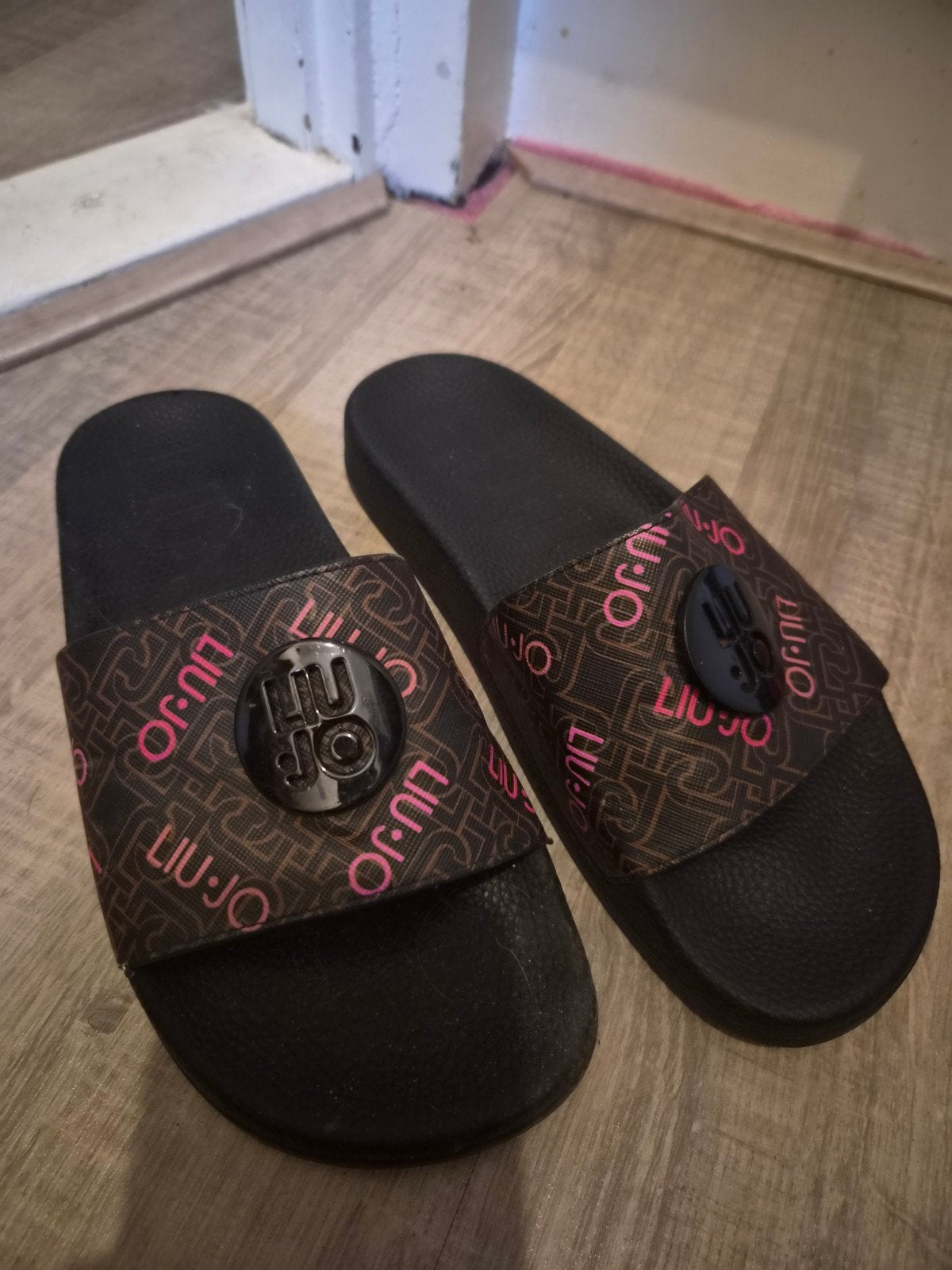 Liu Jo Slippers - Zwart met roze logo 38, Kleding | Dames, Ophalen of Verzenden, Zo goed als nieuw, Zwart