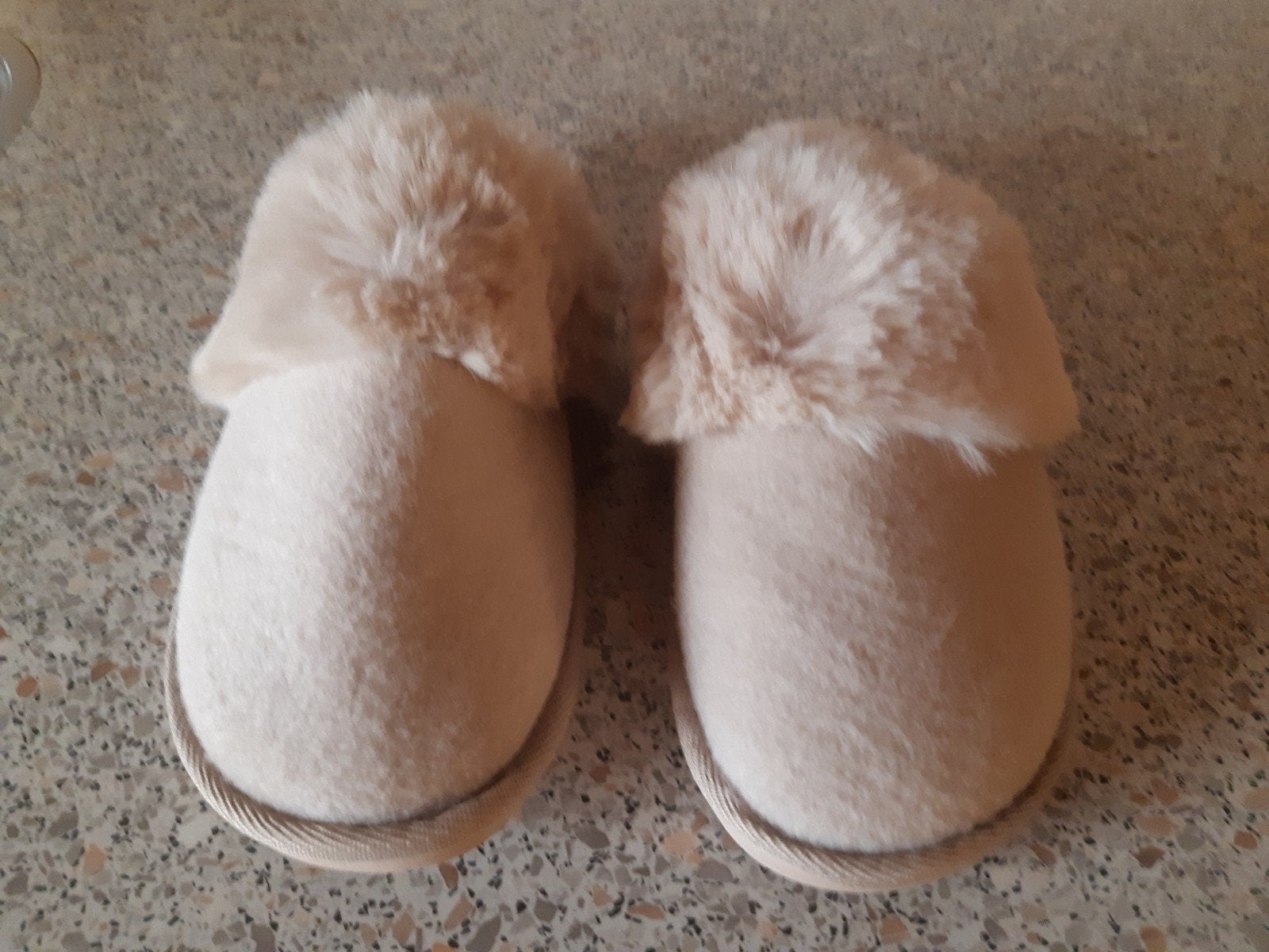 Dames Pantoffels NIEUW., Ophalen of Verzenden, Nieuw, Beige, Pantoffels of Sloffen
