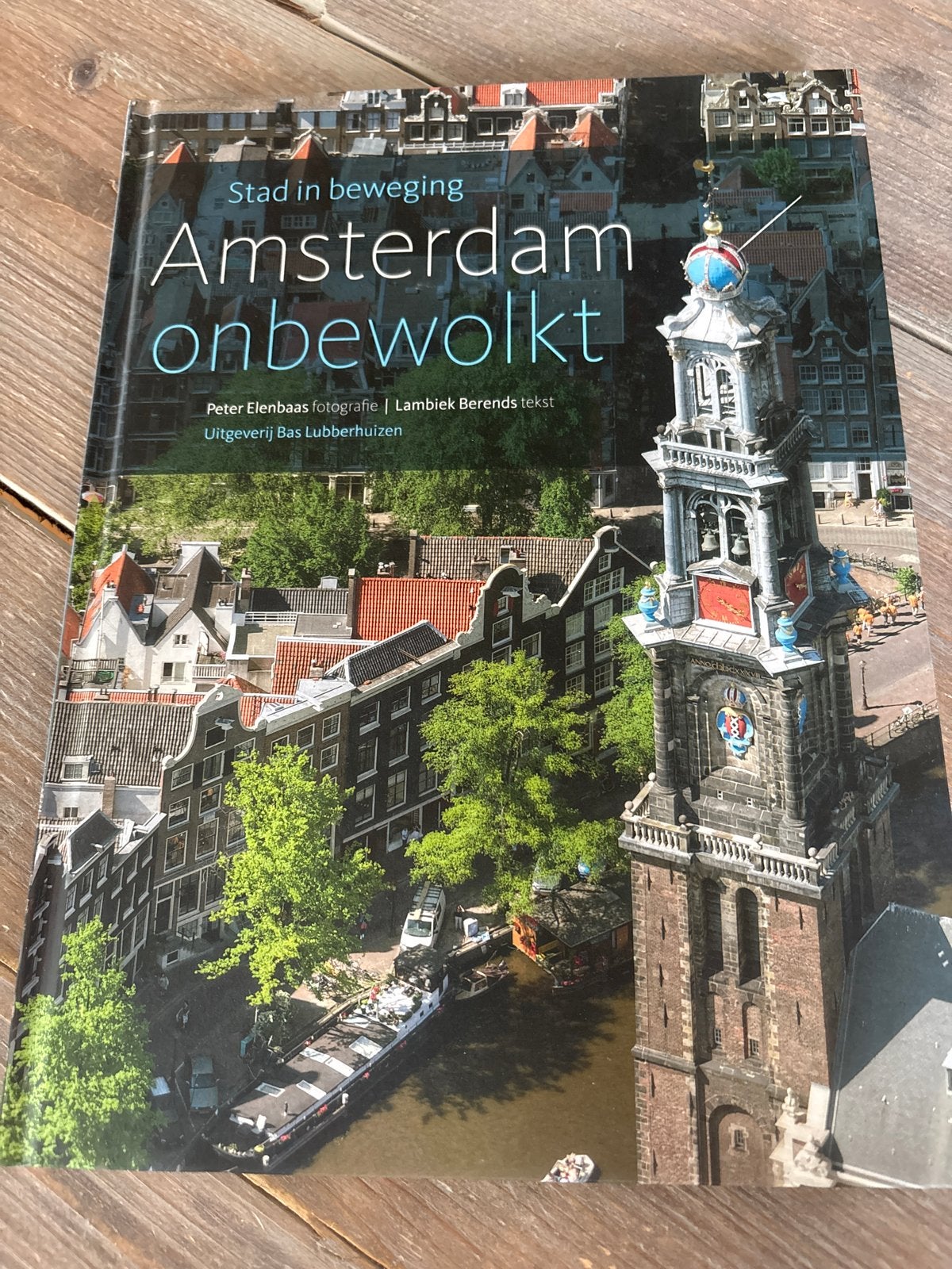 Amsterdam onbewolkt - Stad in beweging, Boeken, Ophalen of Verzenden, 20e eeuw of later, Zo goed als nieuw