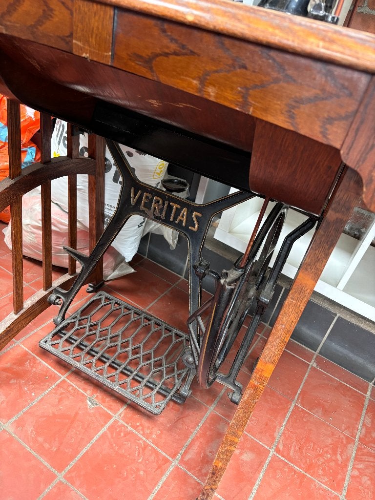 Antieke Veritas naaimachinetafel trapnaaimachine  CS26878, Ophalen
