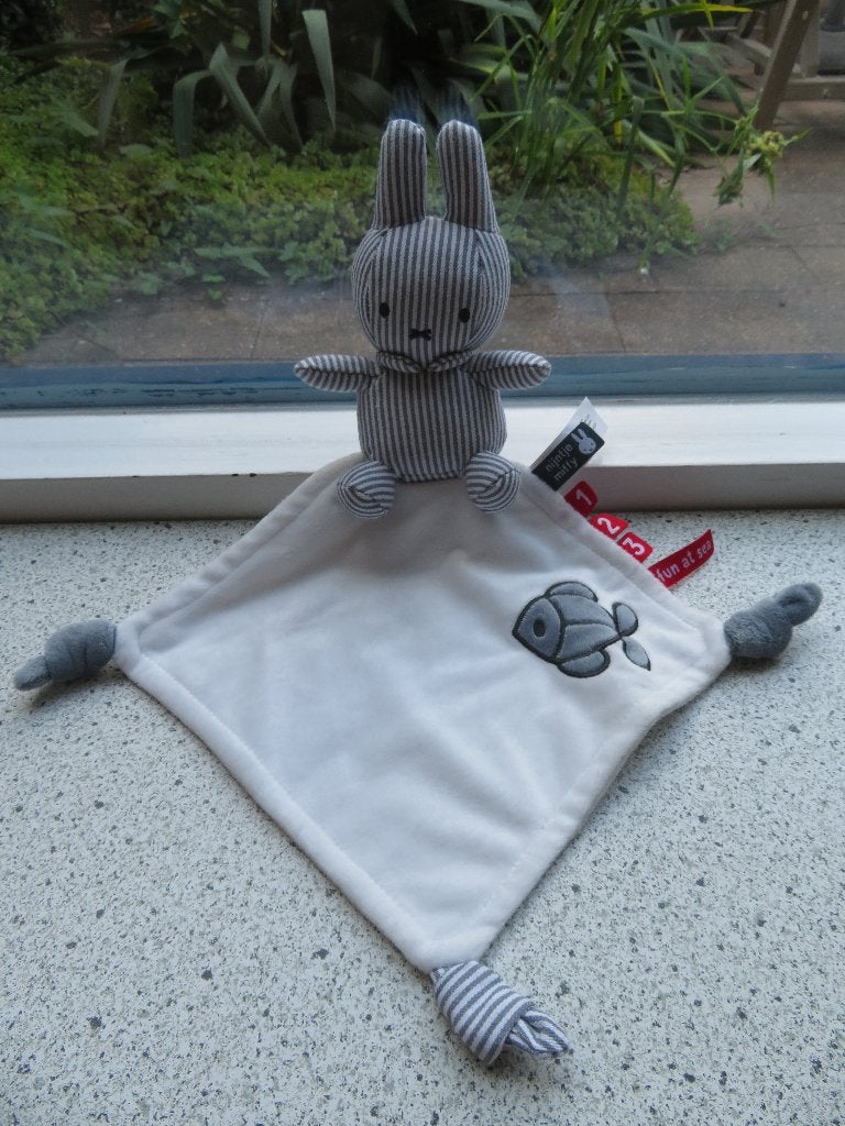 Knuffeldoek met gestreepte Nijntje Miffy wit met grijze vis, Kinderen en Baby's, Speelgoed | Knuffels en Pluche, Konijn, Ophalen of Verzenden