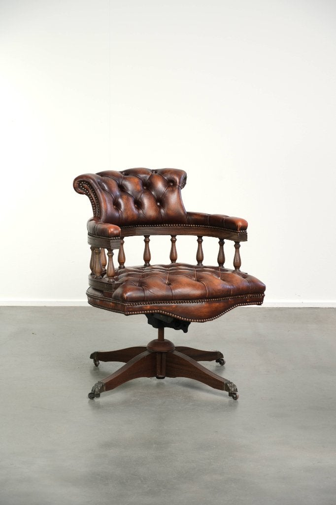 Engelse rundleren chesterfield swiffel en tilt bureaustoel, Huis en Inrichting, Ophalen, Gebruikt, Bruin, /
