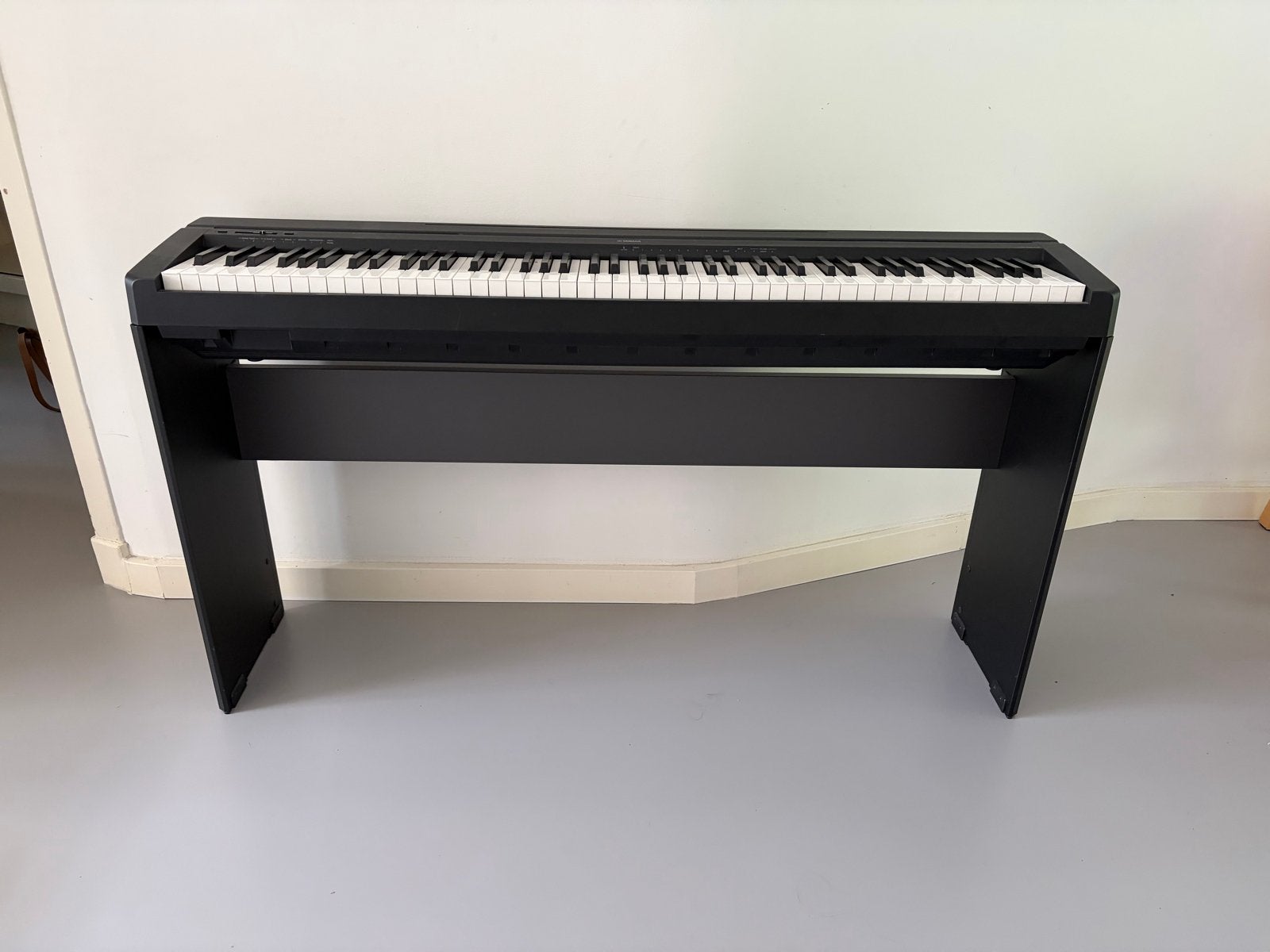 Yamaha P-45 Digitaal Piano Zwart Incl. Standaard en Pedaal, Ophalen, Zwart, Digitaal, Zo goed als nieuw