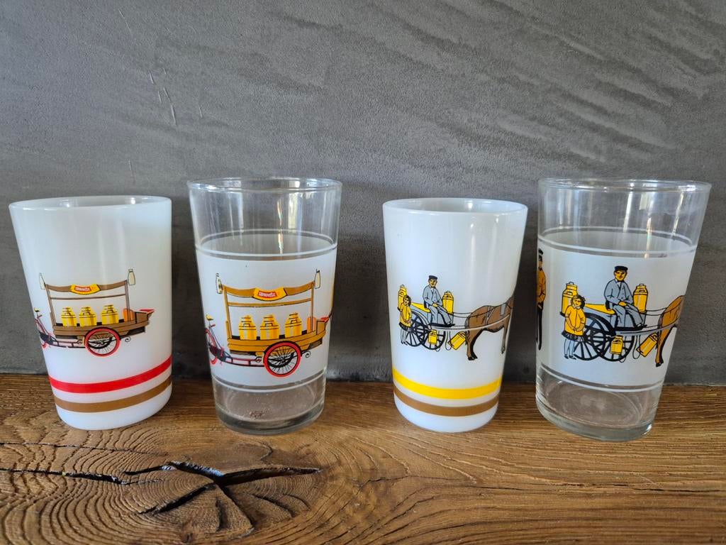 2 melkbekers + 2 glazen VAMI jaren 70, Verzamelen, Ophalen of Verzenden, Zo goed als nieuw, Frisdrankglas