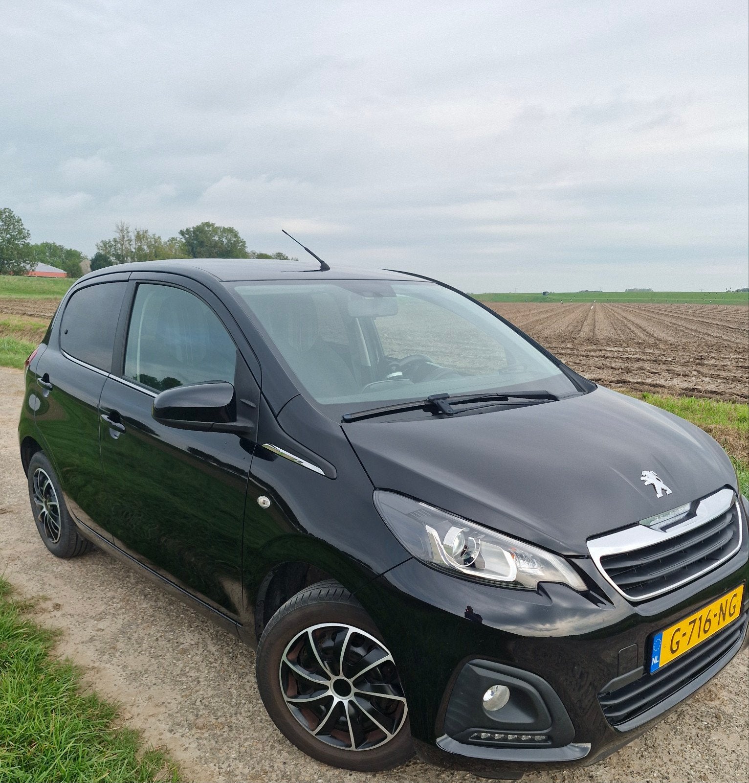 Peugeot 108 1.0 E-vti 72pk 5D 2019 Zwart, Auto's, 4 stoelen, Zwart, Origineel Nederlands, Handgeschakeld