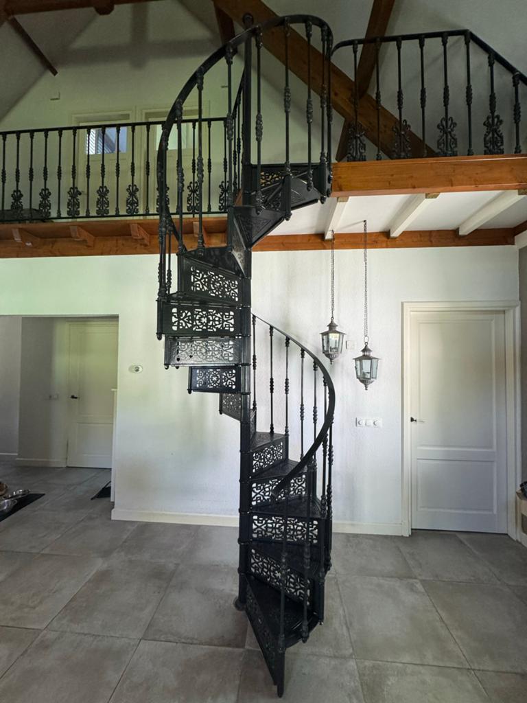 Prachtige gietijzeren spiltrap (wenteltrap), Doe-het-zelf en Verbouw, Ladders en Trappen, Ophalen, Gebruikt, Trap, 2 tot 4 meter