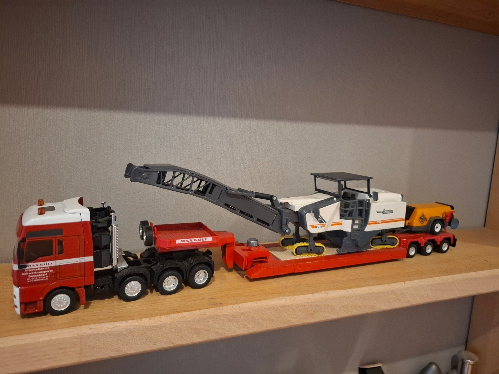 Siku 1:50 m.a.n max goll met asfaltfrees en compressor, Hobby en Vrije tijd, Ophalen of Verzenden, Bus of Vrachtwagen, SIKU