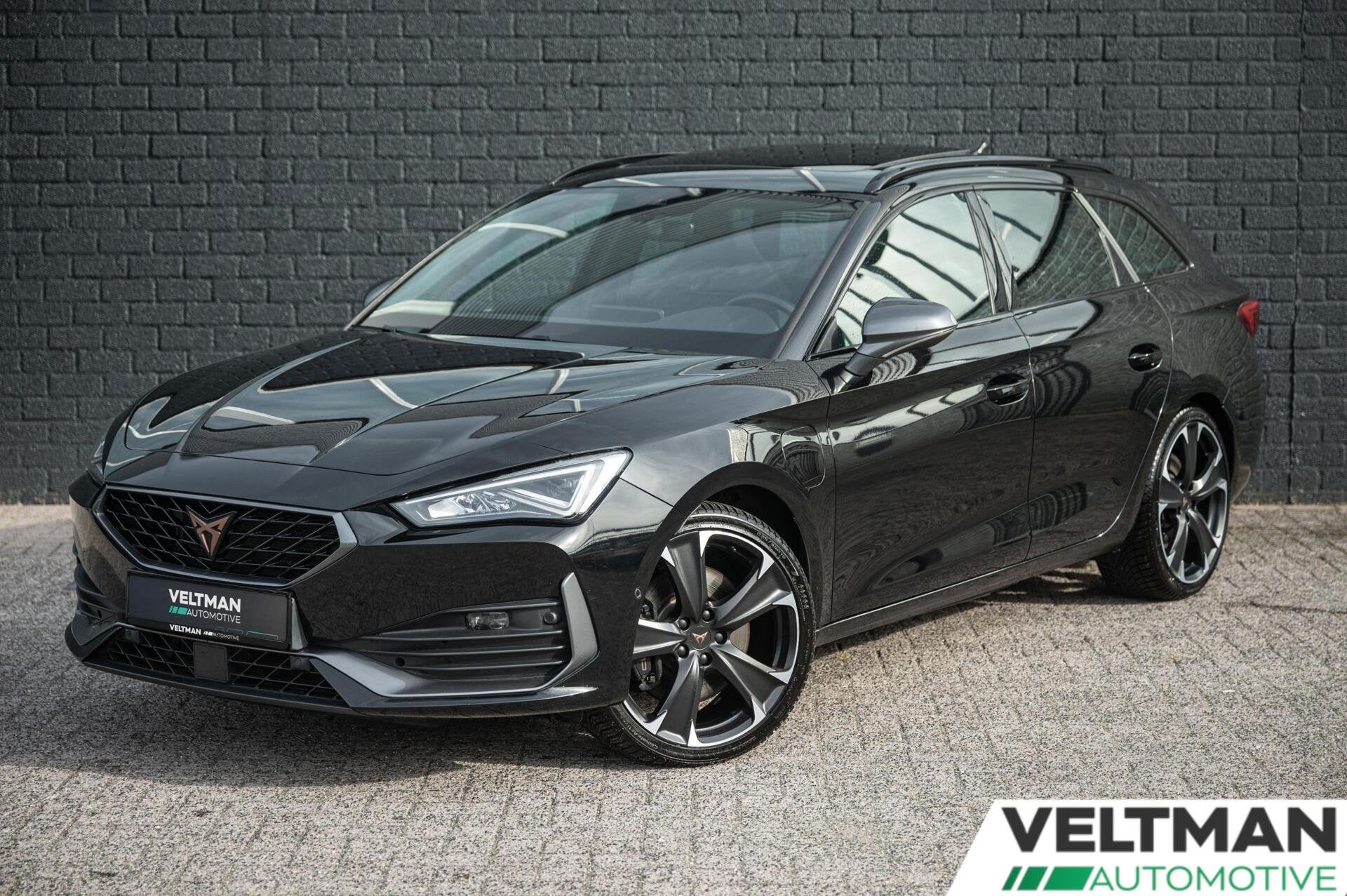 CUPRA Leon Sportstourer 1.4 e-Hybrid VZ 245PK PANO CAMERA AC, Auto's, Dealer onderhouden, 77 km/l, Gebruikt, 4 cilinders