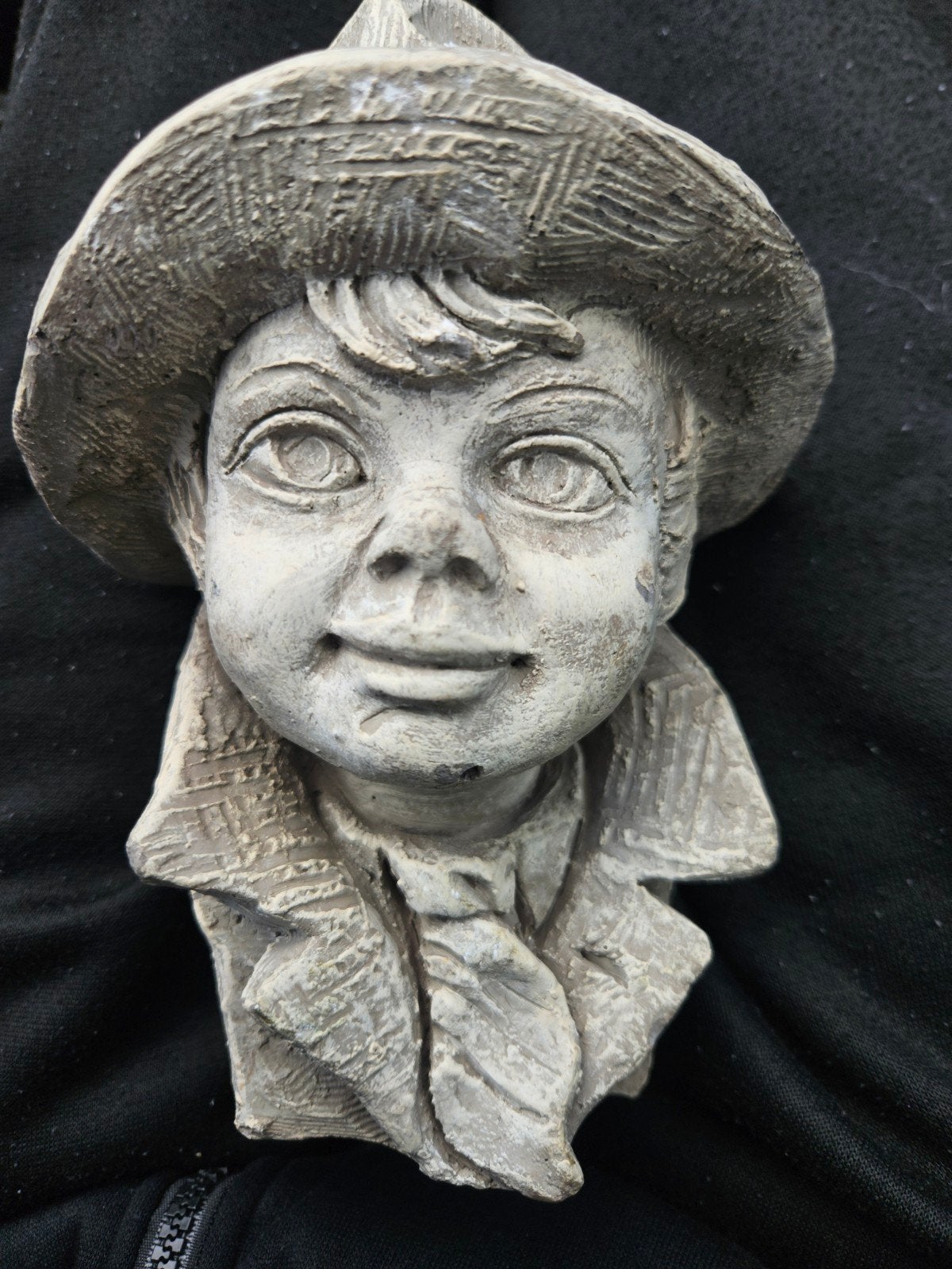 Vintage Buste van Jongen met Hoed gesigneerd en gedateerd 19, Antiek en Kunst, Minder dan 20 cm, Buste, Ophalen of Verzenden, Gemerkt