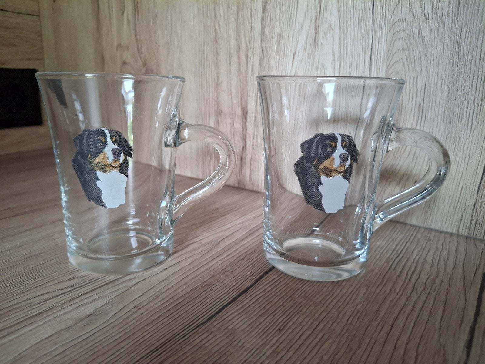 Theeglazen Berner Sennen hond. 2 stuks., Ophalen of Verzenden, Zo goed als nieuw, Glas, Glas of Glazen