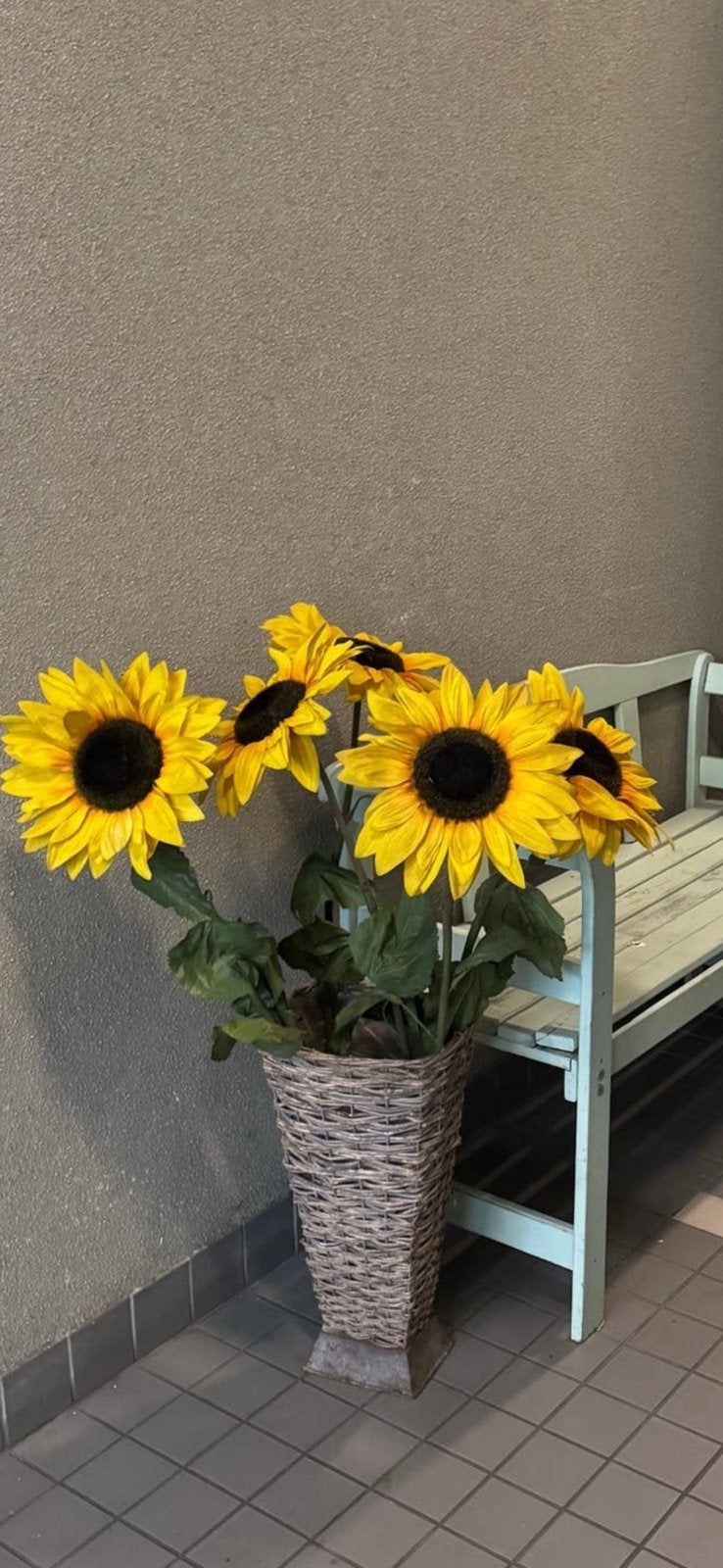 Grote rieten Vaas met kunst zonnebloemen, Huis en Inrichting, Ophalen, Gebruikt, Meerkleurig, Natuurlijk materiaal