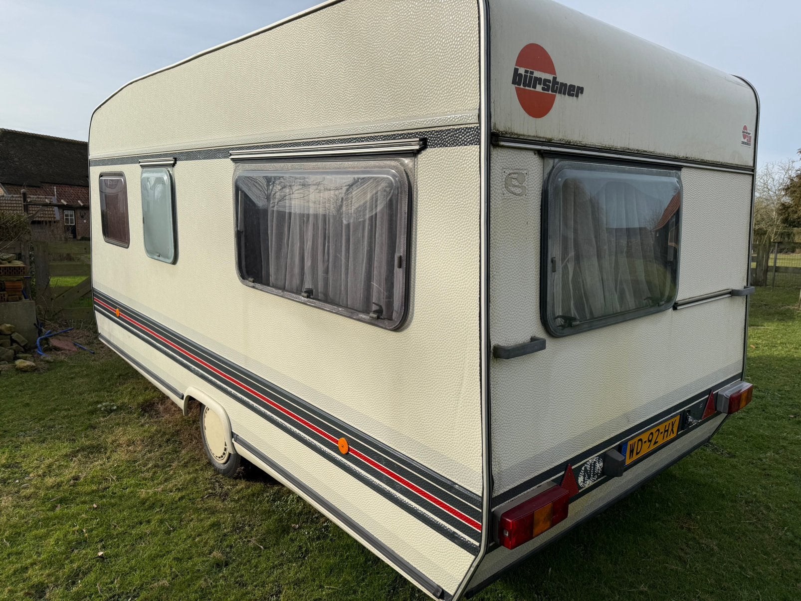 Burstner Club caravan met luifel en vast bed, 4 personen, Vast bed, J, Bedrijf, Treinzit