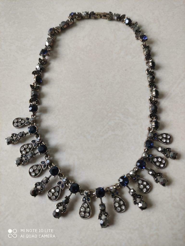 Moderne ketting met wit en blauwe stenen, Ophalen of Verzenden, Zo goed als nieuw, Overige materialen