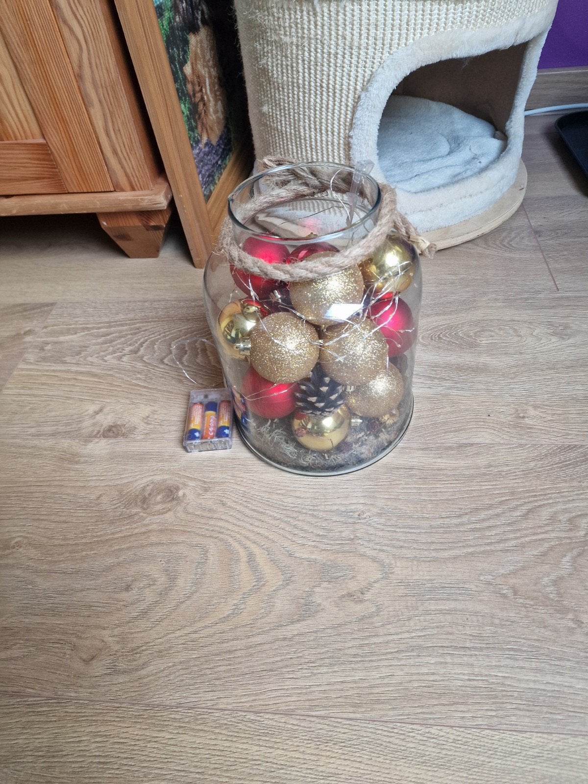 kerstdecoratie in glazen vaas met rode en goude ballen, Ophalen of Verzenden, Gebruikt