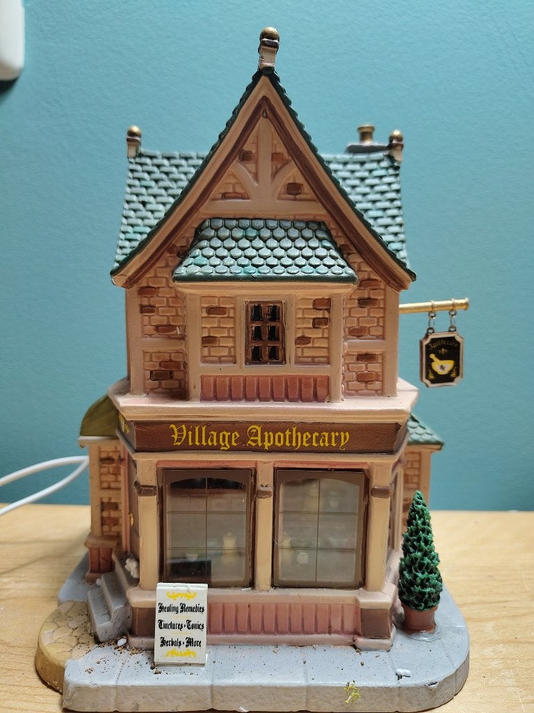 Lemax Village Apothecary #35565 - Caddington Village, Ophalen of Verzenden, Nieuw