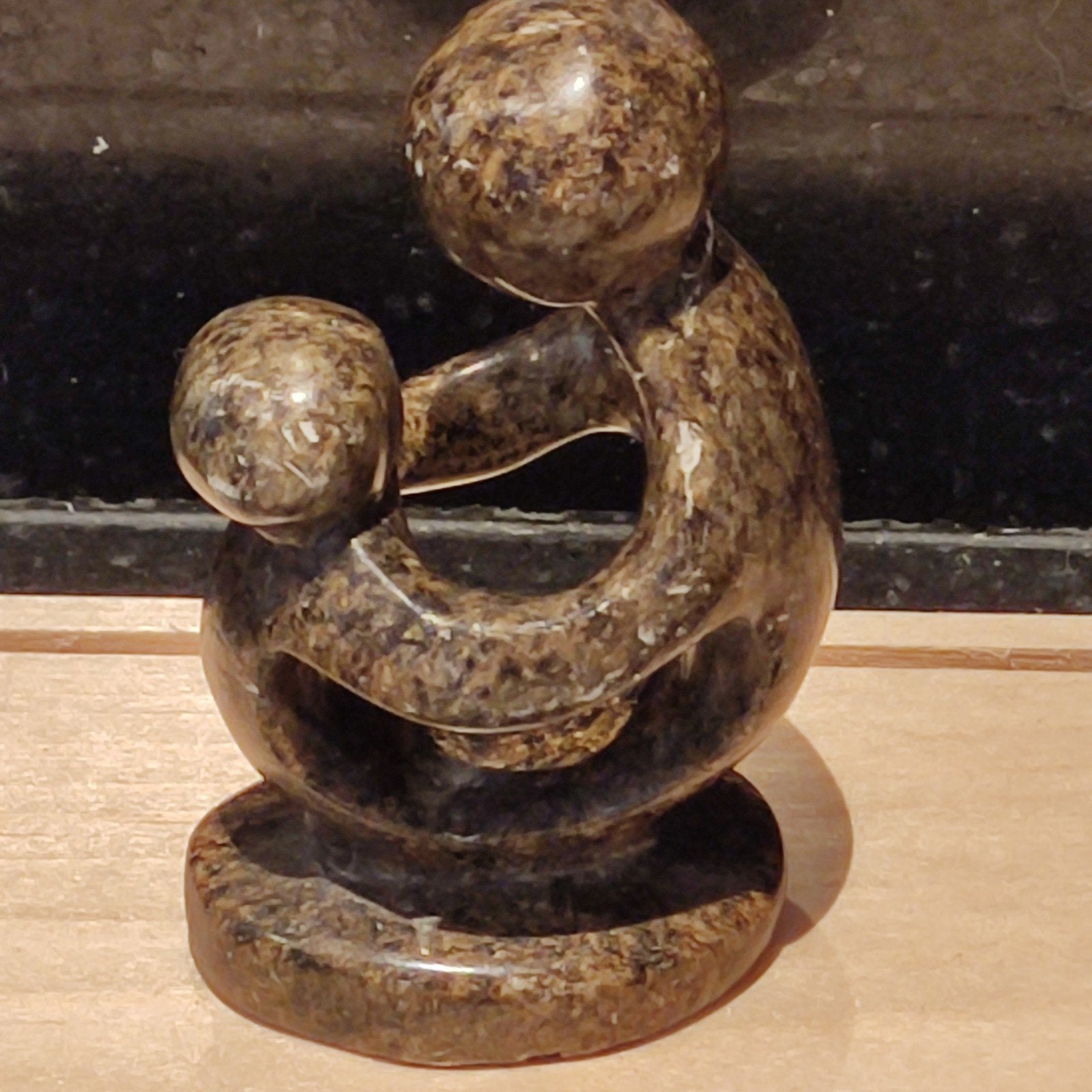 Abstract beeld van moeder en kind, steen, 10 cm, Minder dan 20 cm, Ophalen of Verzenden, Handgemaakt, Steen of Keramiek