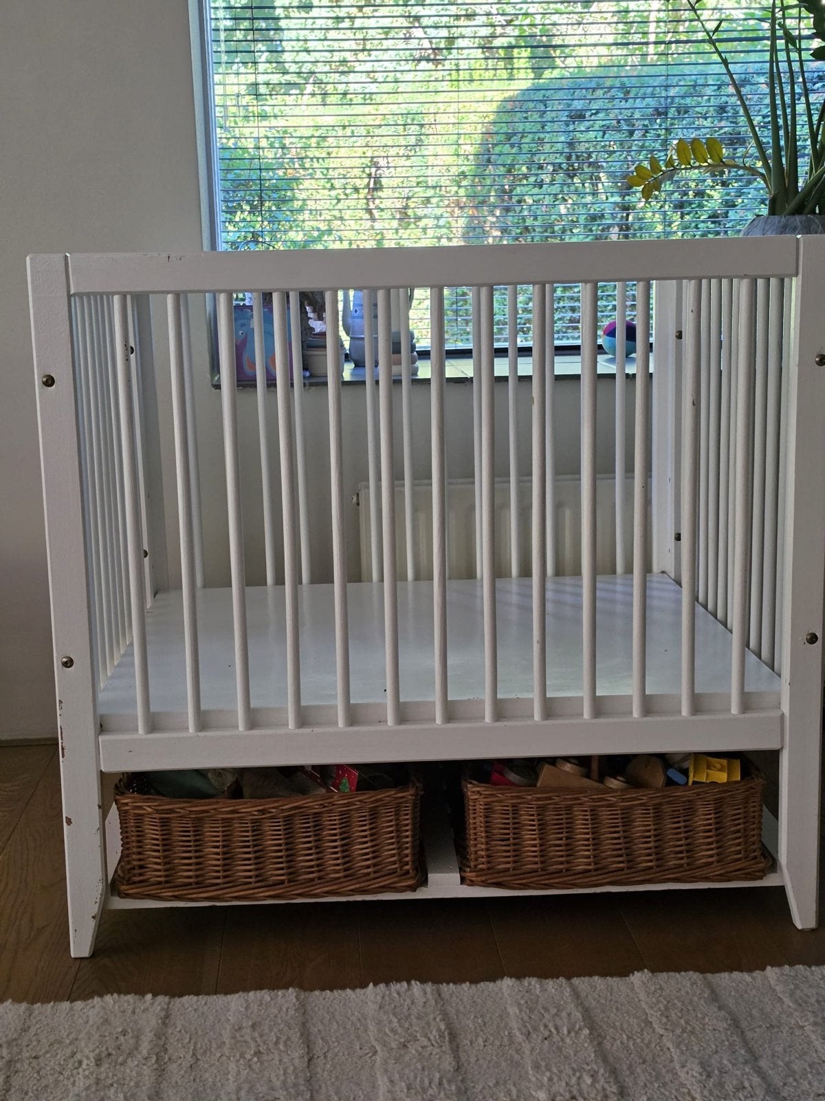 Witte box 84x97 met rieten manden en verstelbare bodem, Ophalen, Gebruikt, Minder dan 140 cm, 85 tot 100 cm