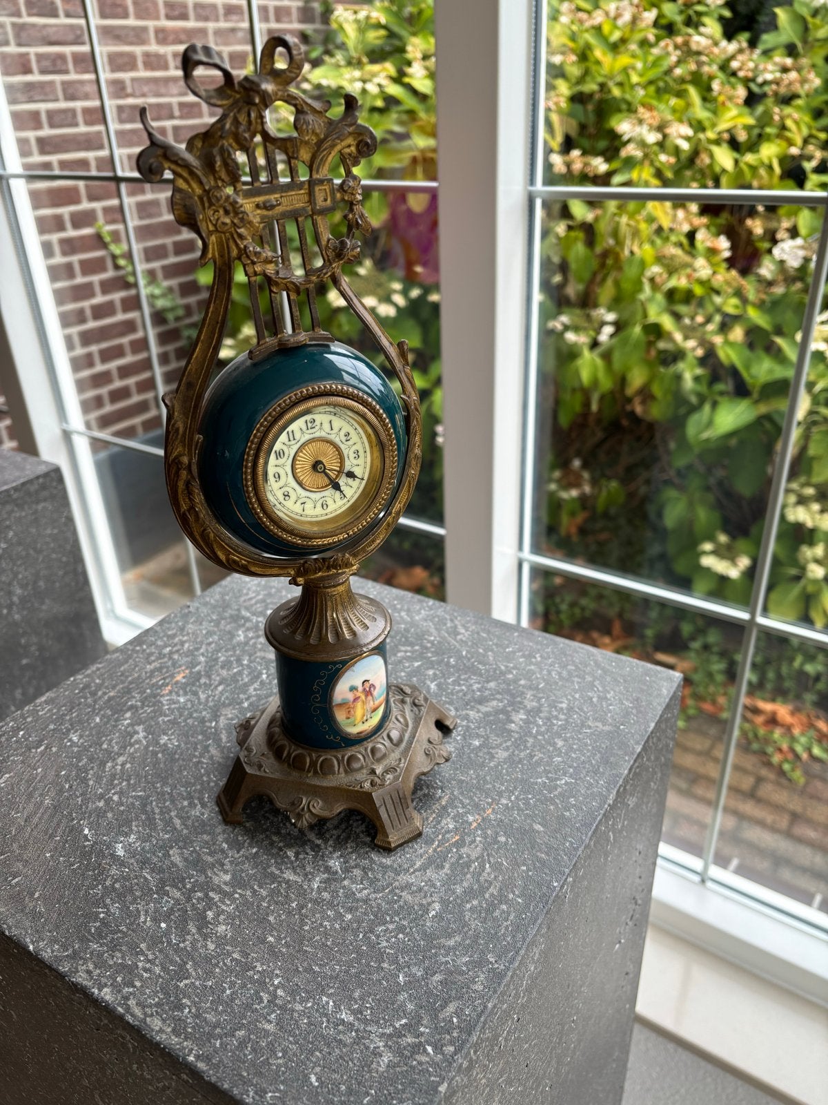 Antieke Franse pendule klok met emaille en messing, Antiek en Kunst, Antiek | Klokken, Ophalen of Verzenden