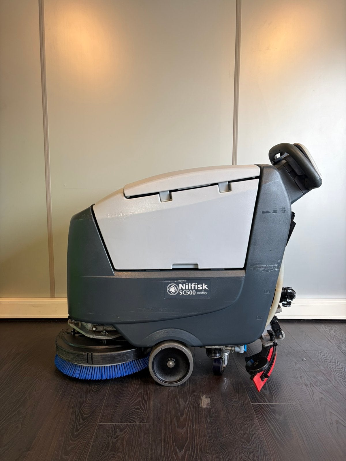 Schrobmachine | Nilfisk SC500 | Nieuw accupakket, Ophalen of Verzenden, Zo goed als nieuw, Schrobmachine