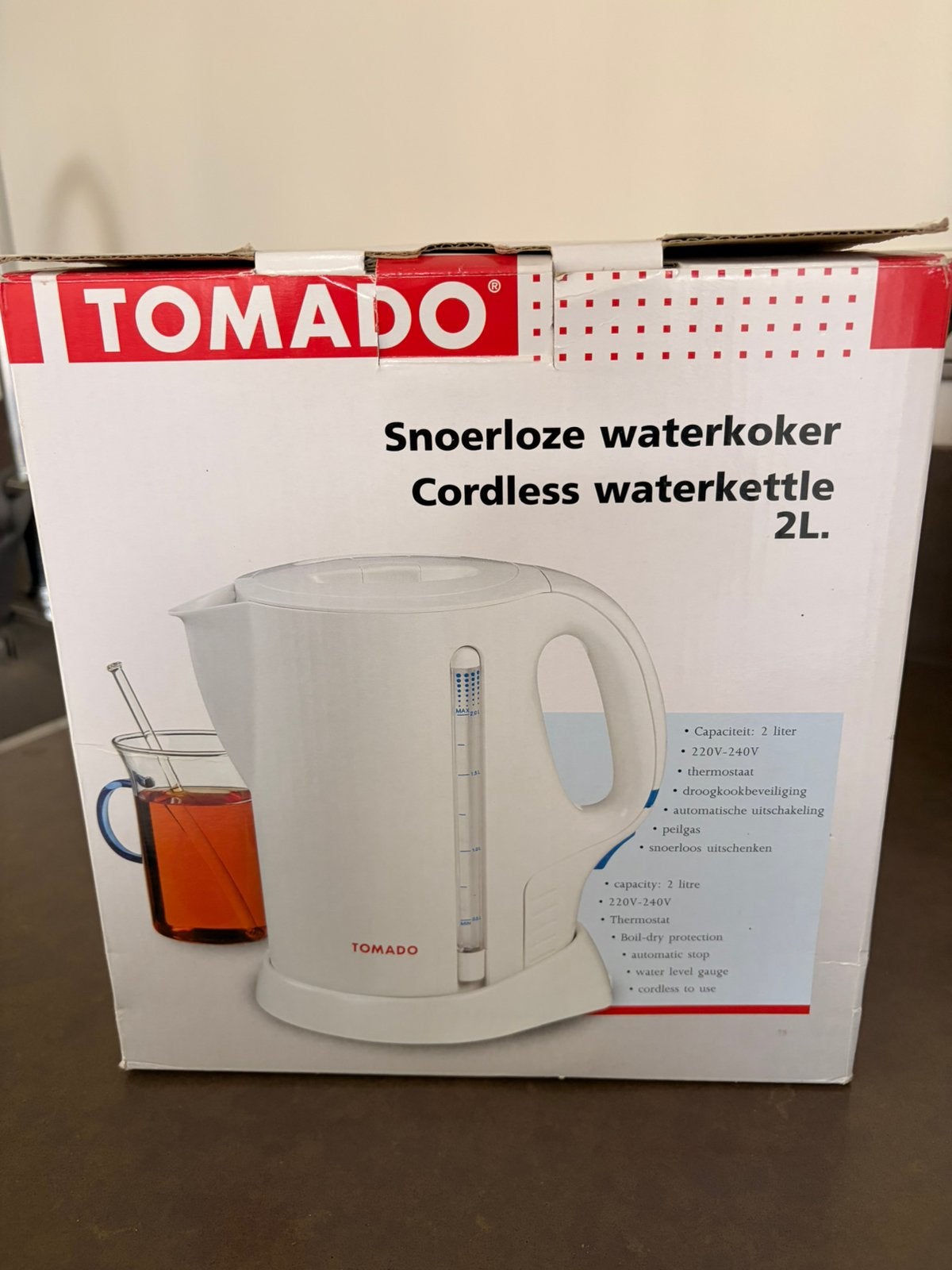Snoerloze waterkoker 2ltr Tomado, Witgoed en Apparatuur, 1 tot 2 liter, Ophalen of Verzenden, Zo goed als nieuw, Draadloos