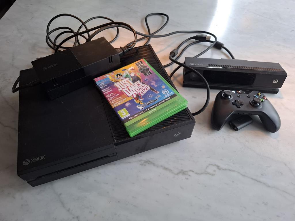 Xbox One met Kinect en Just Dance 2021, Muziek, Gebruikt, Ophalen of Verzenden, 3 spelers of meer