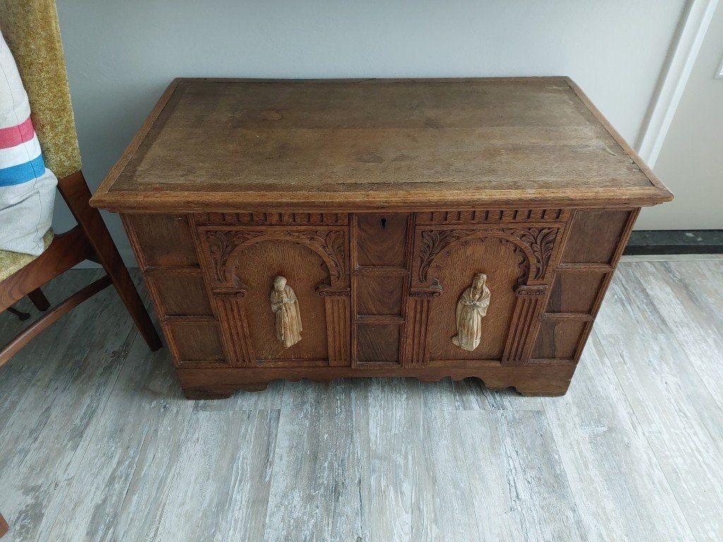 Antiek eiken kist met bijbelse figuren in houtsnijwerk, Ophalen, 50 – 75, Gebruikt, 50 tot 100 cm