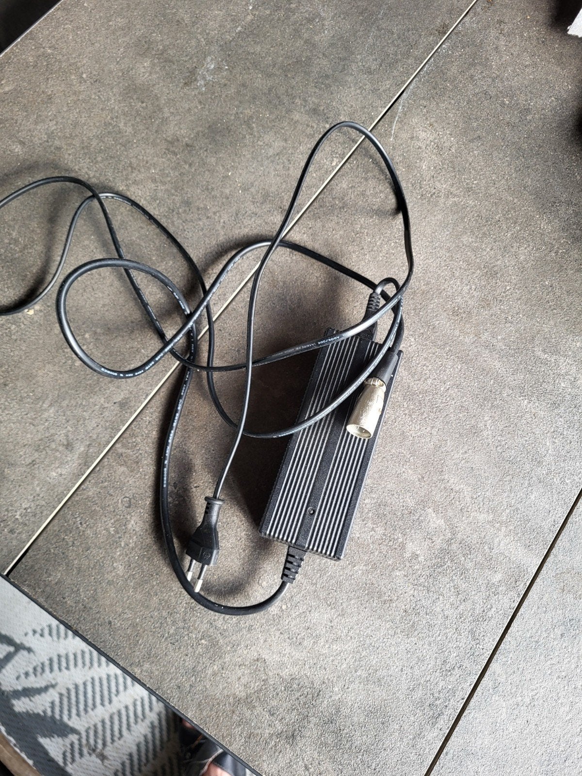 4-pins acculader Giant Twist (weinig gebruikt), Ophalen of Verzenden, Zo goed als nieuw