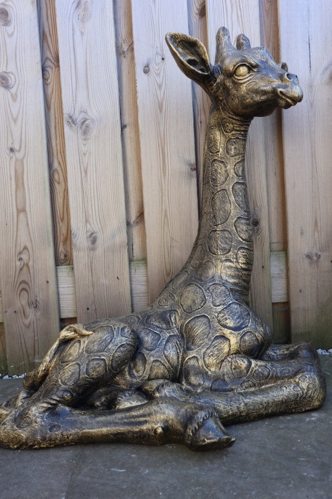 Liggend giraffe beeld goud 79 cm | Tuinbeeld & woondecoratie, Dierenbeeld, Kunststof, -, -