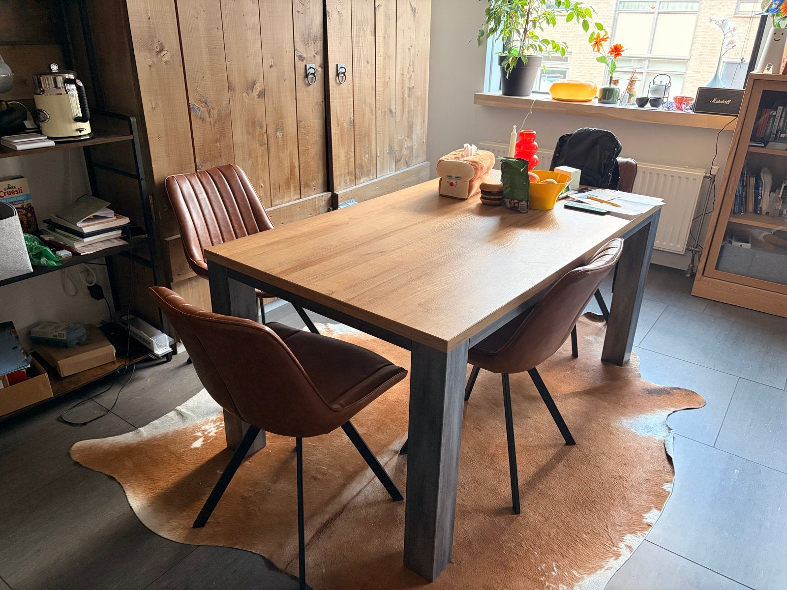 Eetkamerset met 4 stoelen en koe vloerkleed, Ophalen, Gebruikt, 4 tot 6 stoelen
