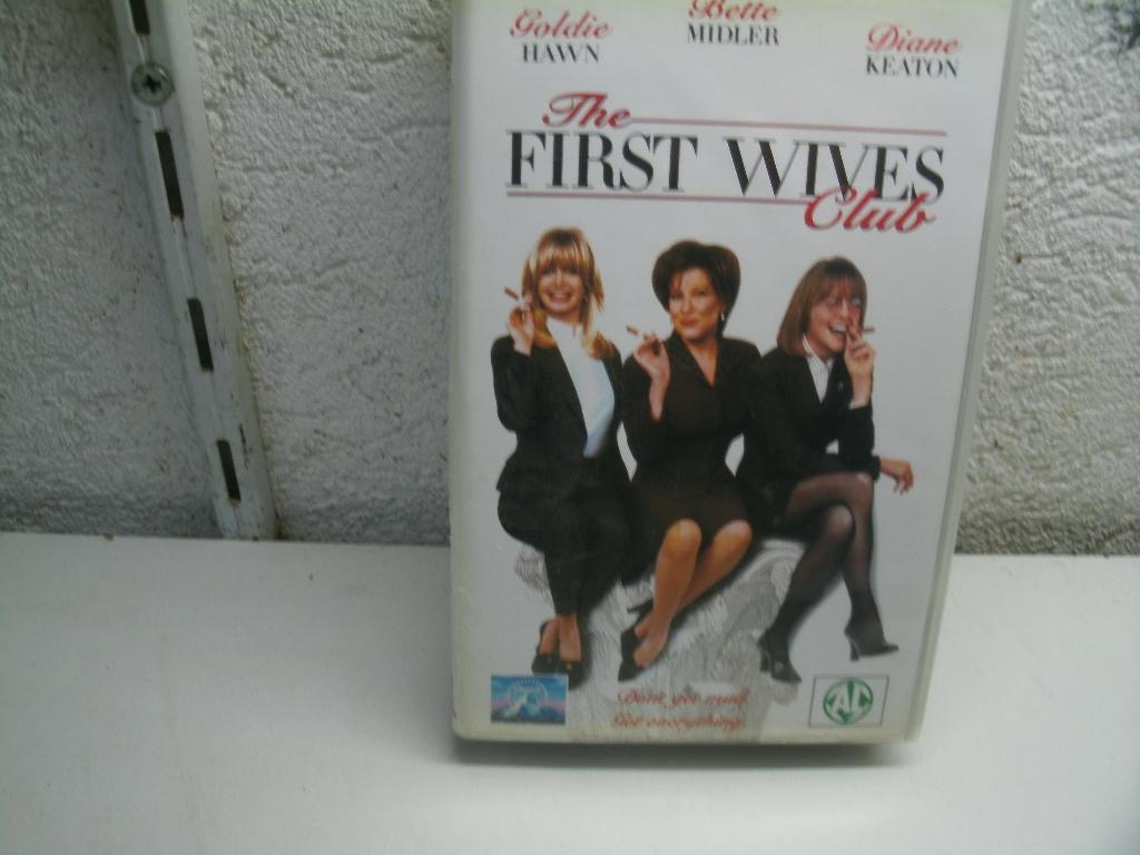 vhs 93b the first wives, Cd's en Dvd's, Vanaf 16 jaar, Ophalen of Verzenden, Zo goed als nieuw, Actie en Avontuur