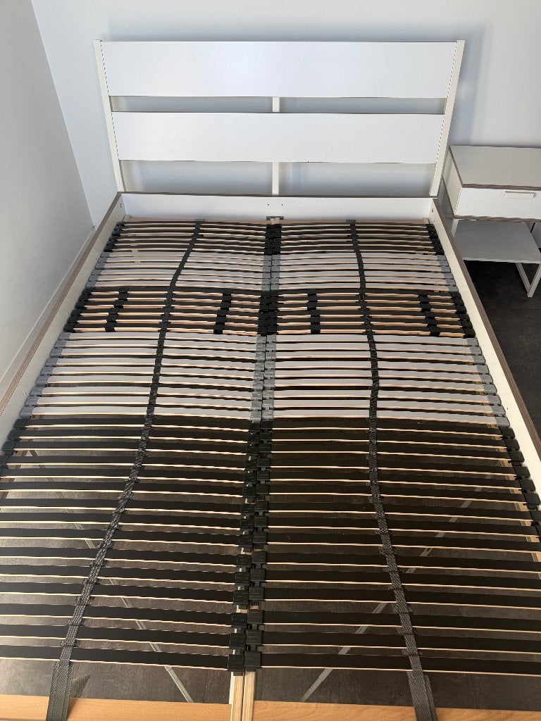 Bed, klerenkast (grote en kleine), nachtkastje en matras, Ophalen, Gebruikt, 140 cm, Twijfelaar