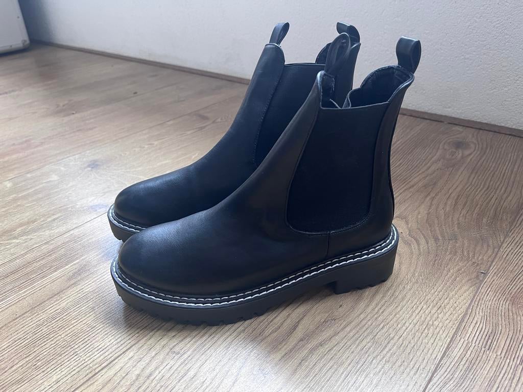 Zwarte Chelsea boots met dikke zool, Ophalen of Verzenden, Nieuw, Zwart, Lage of Enkellaarzen