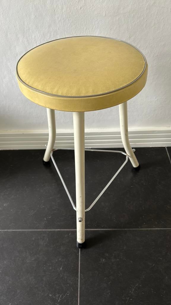 Retro Brabantia krukje. Crème witte poten en skai zitting., Huis en Inrichting, Tafels | Bijzettafels, Minder dan 55 cm, Gebruikt