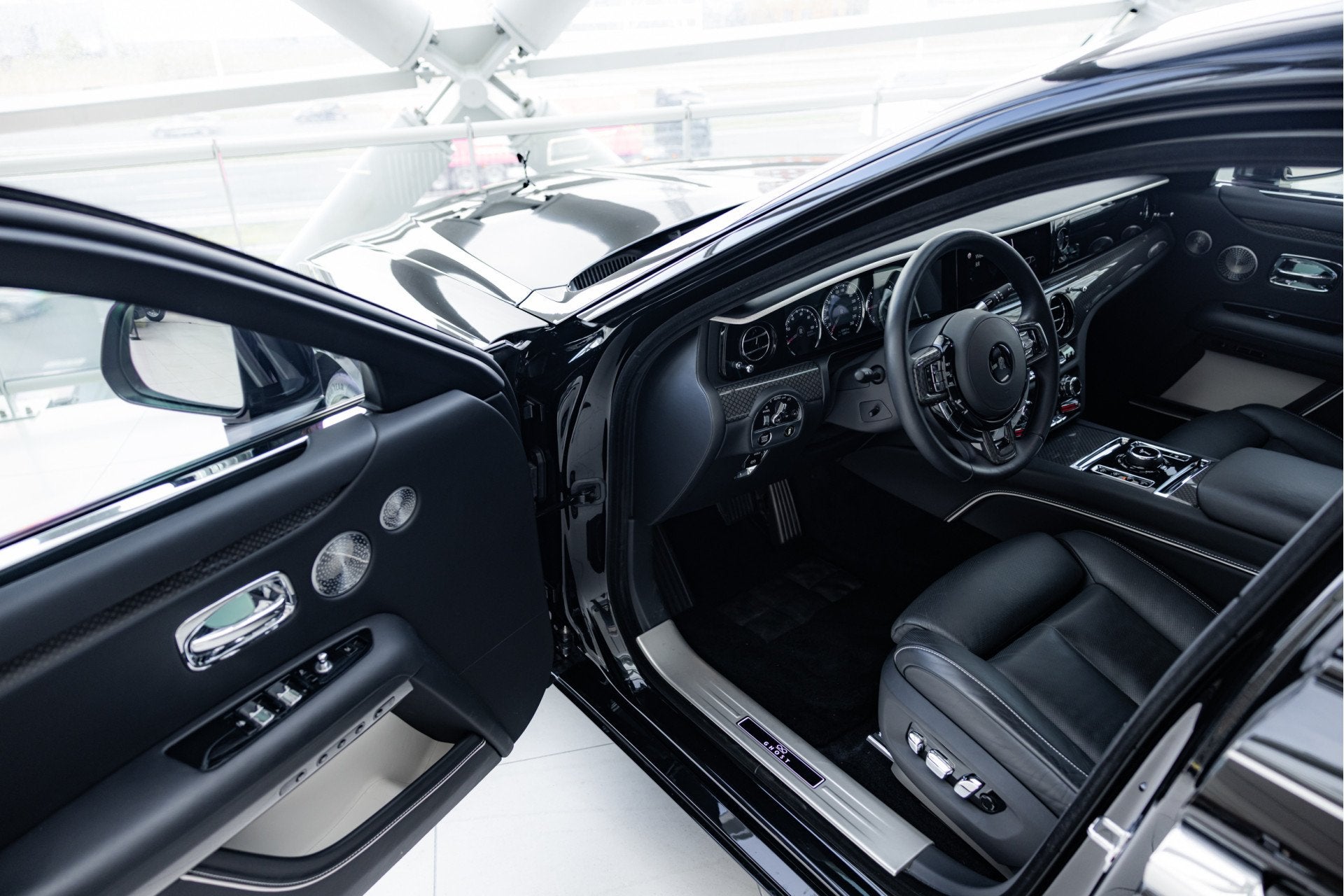Rolls-Royce Ghost 6.75 V12 | Black Badge | Starlight | TV |, Auto's, Rolls-Royce, Automaat, Dealer onderhouden, Achterwielaandrijving