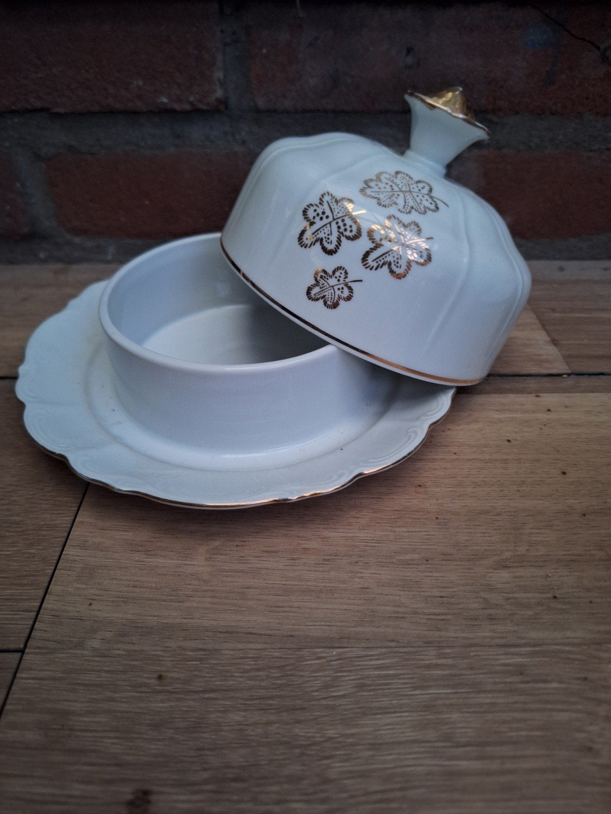 Antieke botervloot met gouden klavermotief, Ophalen