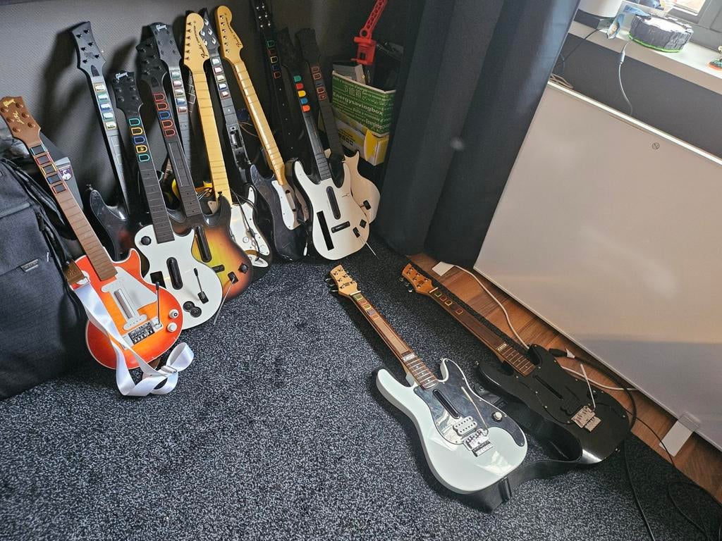 Gezocht: Guitar Hero / Rock Band gitaren, Ophalen of Verzenden, Gitaar, Drumstel of Dj-set, Xbox Original