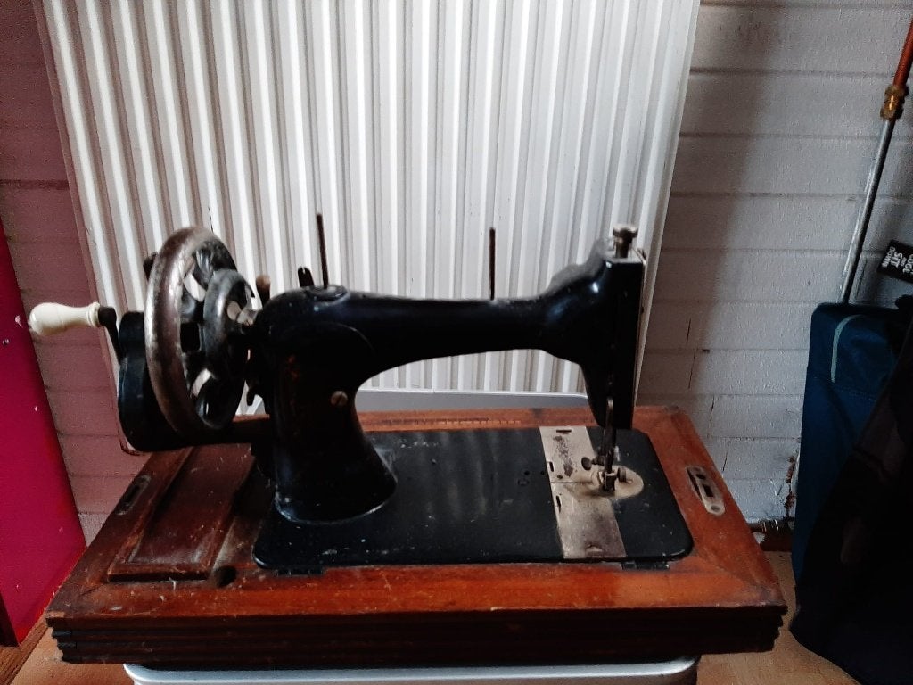 oude hand naaimachine, Antiek en Kunst, Ophalen