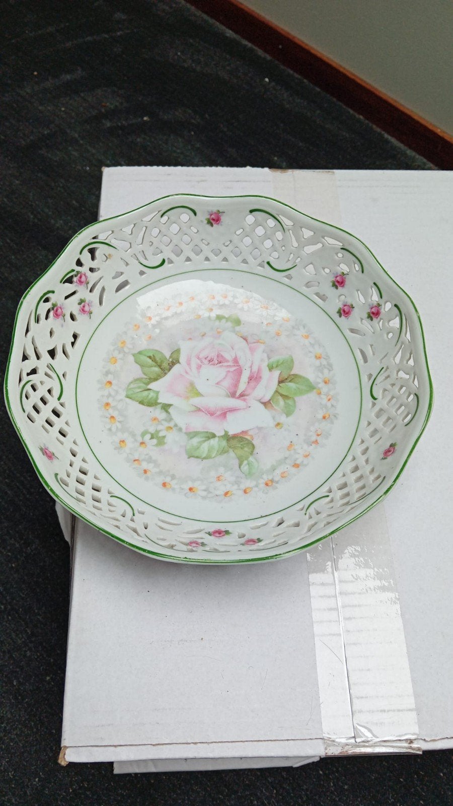 Antieke porseleinen schaal met rozenmotief, Antiek en Kunst, Ophalen of Verzenden
