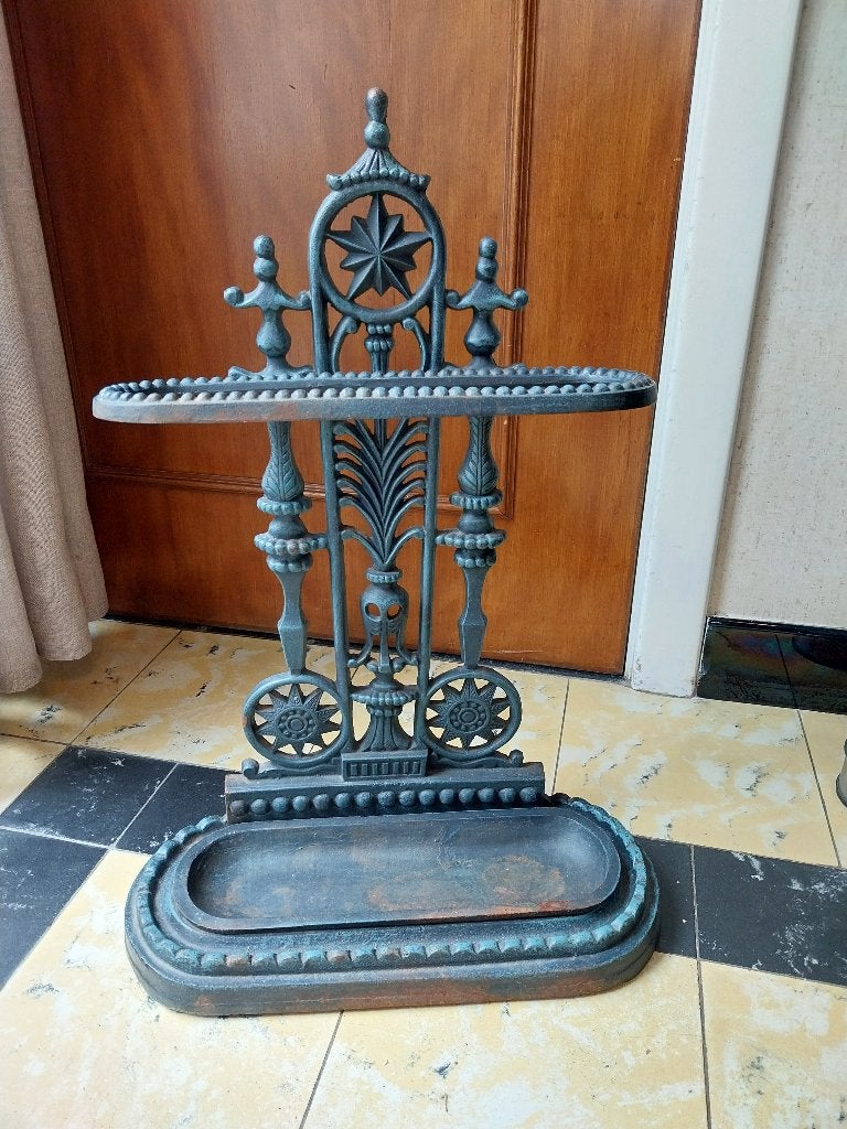 Antieke gietijzeren paraplubak met decoratieve details, Ophalen, Gebruikt, Metaal
