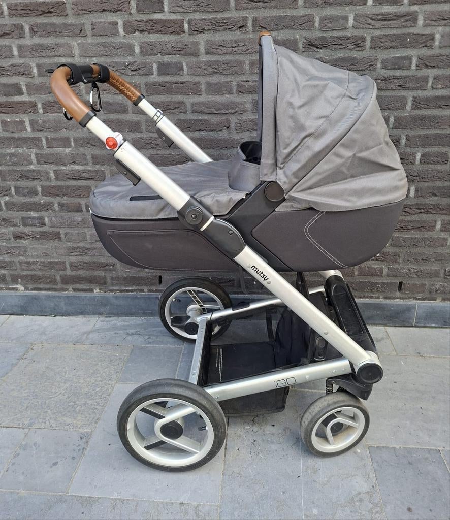 Mutsy kinderwagen Igo met reiswieg en vele extra's, Kinderen en Baby's, Kinderwagens en Combinaties, Ophalen, Verstelbare duwstang