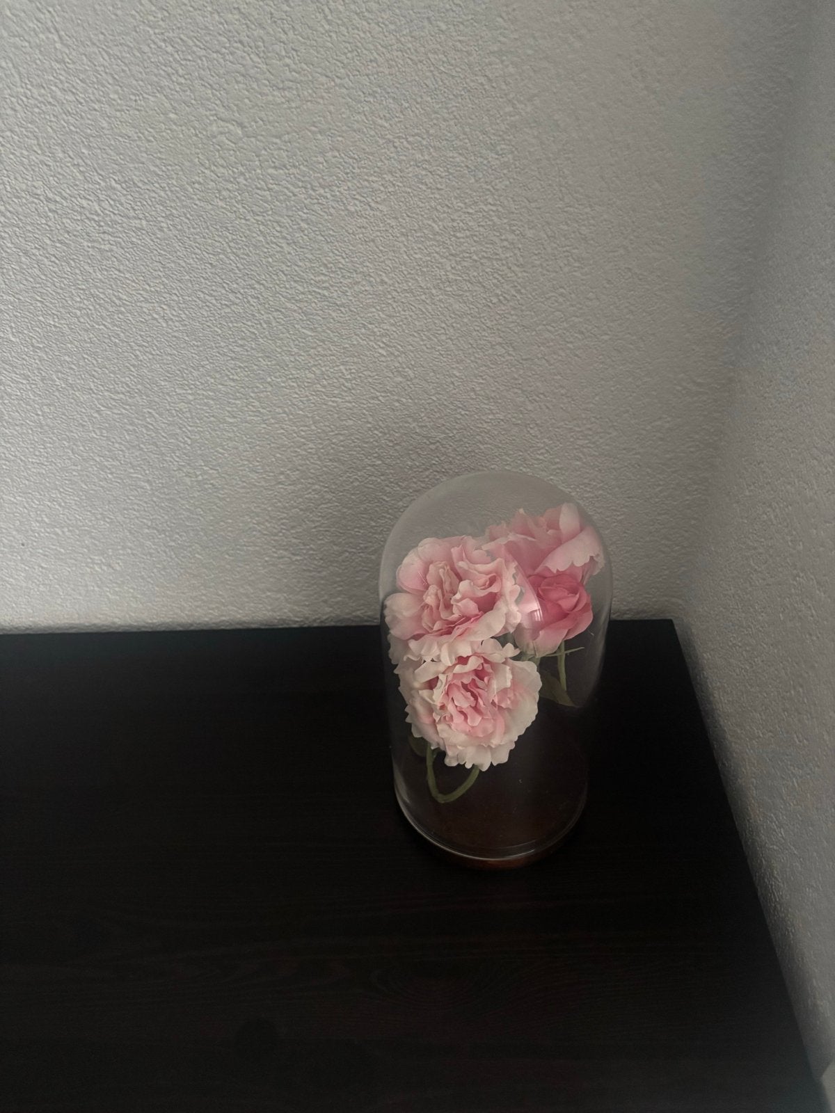 Glazen stolp met roze kunstbloem - Decoratieve blikvanger, Huis en Inrichting, Glas, Ophalen of Verzenden, Zo goed als nieuw