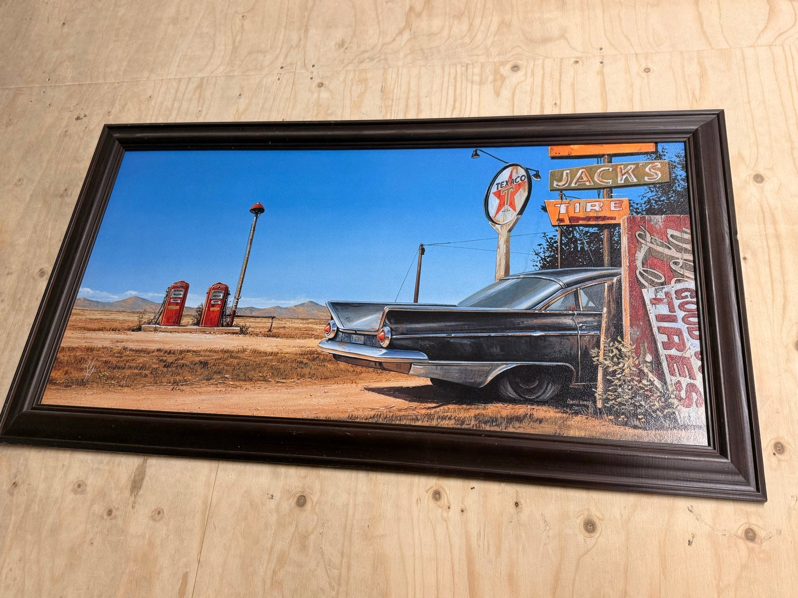 Schilderij 'Jack's Tire' - Klassieke auto in woestijn, Hout, Ingelijst, Print, Ophalen