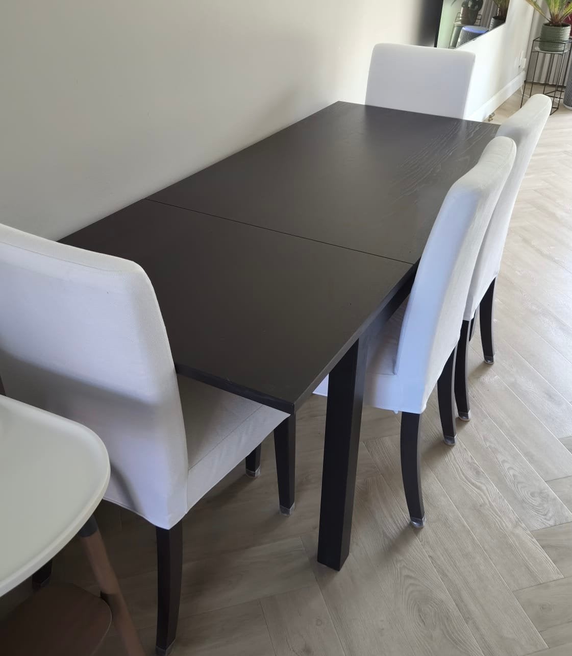Te koop: IKEA uitschuifbare eettafel met 4 stoelen – €125, Ophalen, Zo goed als nieuw, 4 tot 6 stoelen