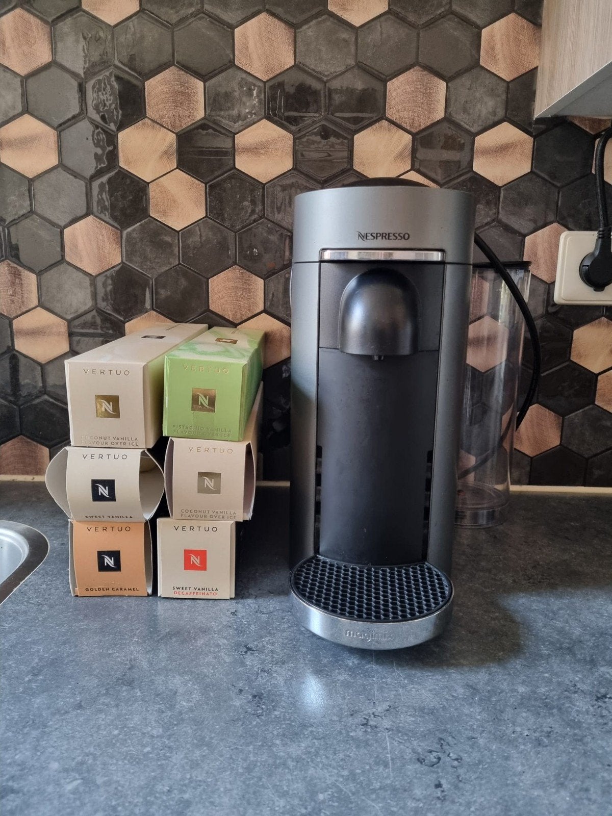 Magimix Nespresso Vertuo Plus Deluxe Titan, Ophalen, Koffiemachine, Zo goed als nieuw, 1 kopje